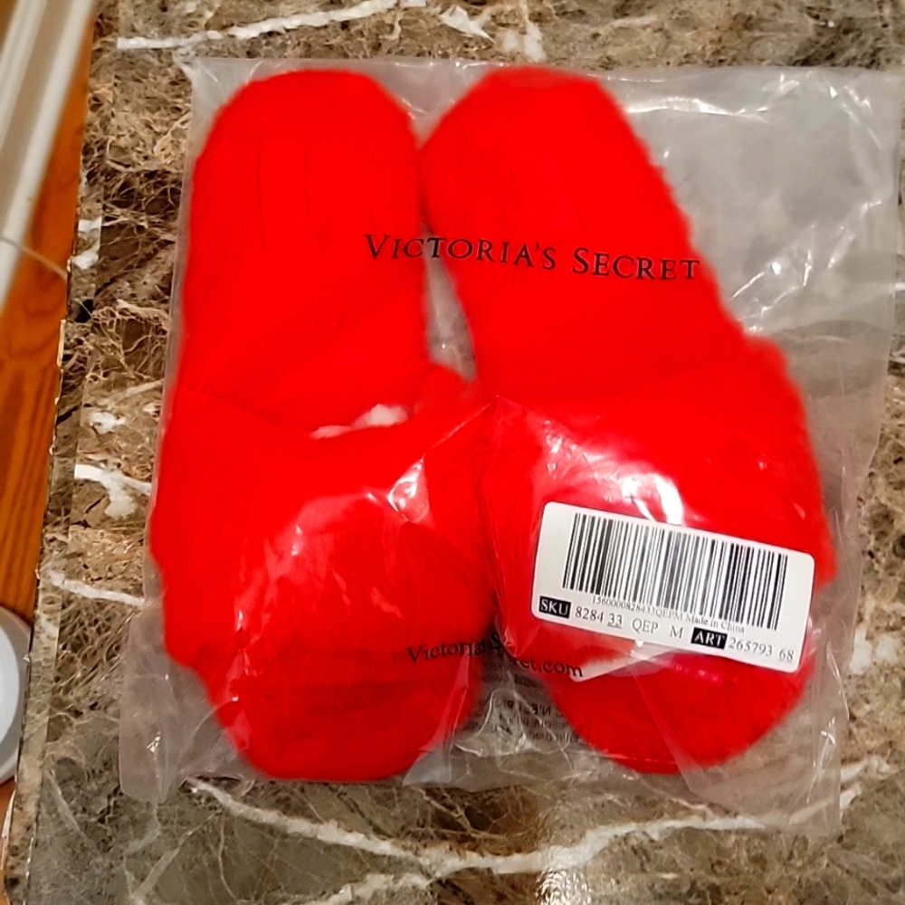 VICTORIA SECRET SLIPPERS  NEW